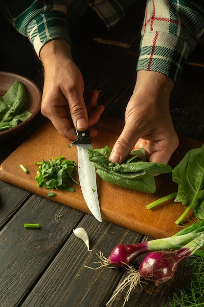 Detail ruky pripravujúcej jedlo